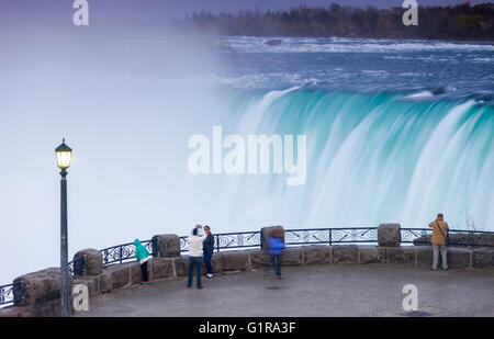 5. Mai 2016 - Niagara Falls, Ontario Touristen Fuss, Selfies und die kanadischen Horseshoe Falls, einer der drei verschiedenen wa Stockfoto