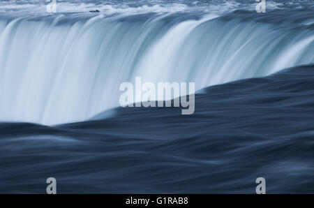 5. Mai 2016 - Niagara Falls, Ontario. Der Niagara River fließt in Richtung der Horseshoe Falls, einer der drei Wasserfall Formationen befindet sich Stockfoto