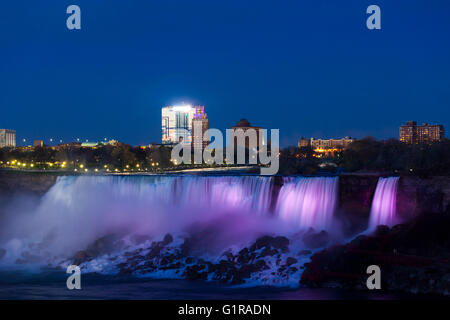 5. Mai 2016 - Fluter Niagarafälle, Ont, jede Nacht, die die drei Wasserfall-Formationen in Niagarafälle durch große beleuchtet sind loc Stockfoto