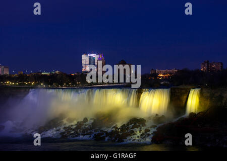 5. Mai 2016 - Niagara Falls, Ontario. Jede Nacht werden die drei Wasserfall-Formationen in Niagarafälle durch große Fluter-Loc beleuchtet Stockfoto