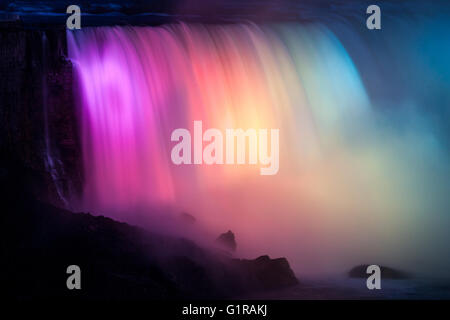 5. Mai 2016 - Niagara Falls, Ontario. Jede Nacht werden die drei Wasserfall-Formationen in Niagarafälle durch große Fluter-Loc beleuchtet Stockfoto