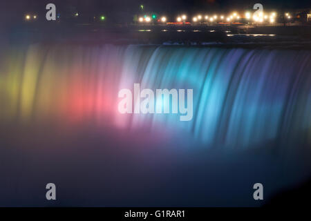 5. Mai 2016 - Niagara Falls, Ontario. Jede Nacht werden die drei Wasserfall-Formationen in Niagarafälle durch große Fluter-Loc beleuchtet Stockfoto