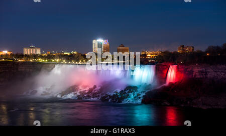 5. Mai 2016 - Niagara Falls, Ontario. Jede Nacht werden die drei Wasserfall-Formationen in Niagarafälle durch große Fluter-Loc beleuchtet Stockfoto