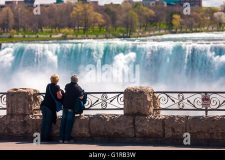 7. Mai 2016 - Niagara Falls, Ontario Touristen Fuß durch, nehmen Selfies und zeigen drei verschiedene Wasserfall-Formationen in der Grenze Stockfoto