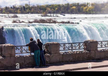 7. Mai 2016 - Niagara Falls, Ontario Touristen Fuß durch, nehmen Selfies und zeigen drei verschiedene Wasserfall-Formationen in der Grenze Stockfoto