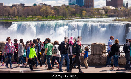 7. Mai 2016 - Niagara Falls, Ontario Touristen Fuß durch, nehmen Selfies und zeigen drei verschiedene Wasserfall-Formationen in der Grenze Stockfoto