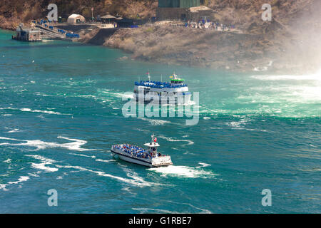 7. Mai 2016 - Niagara Falls, Ontario. Die Maid of The Nebel fährt vorbei an der Unterseite auf die amerikanischen Wasserfälle. Stockfoto