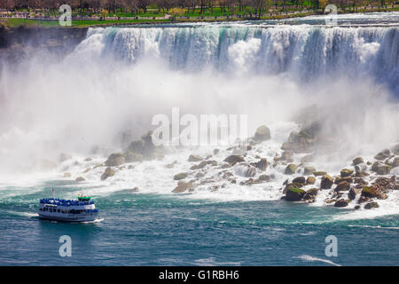 7. Mai 2016 - Niagara Falls, Ontario. Die Maid of The Nebel fährt vorbei an der Unterseite auf die amerikanischen Wasserfälle. Stockfoto