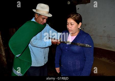 Schamane Sapalache "Las Huaringas" in HUANCABAMBA "Limpia" (Geistheilung) bei. Abteilung von Piura. Peru Stockfoto