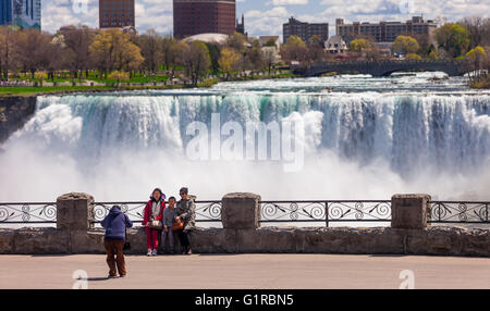 7. Mai 2016 - Niagara Falls, Ontario Touristen Fuß durch, nehmen Selfies und zeigen drei verschiedene Wasserfall-Formationen in der Grenze Stockfoto