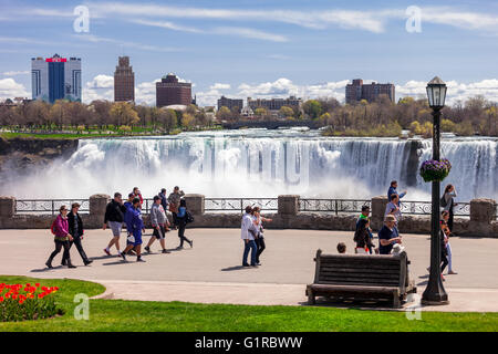 7. Mai 2016 - Niagara Falls, Ontario Touristen Fuß durch, nehmen Selfies und zeigen drei verschiedene Wasserfall-Formationen in der Grenze Stockfoto