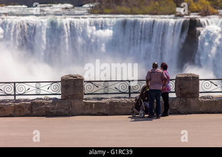 7. Mai 2016 - Niagara Falls, Ontario Touristen Fuß durch, nehmen Selfies und zeigen drei verschiedene Wasserfall-Formationen in der Grenze Stockfoto