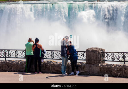 7. Mai 2016 - Niagara Falls, Ontario Touristen Fuß durch, nehmen Selfies und zeigen drei verschiedene Wasserfall-Formationen in der Grenze Stockfoto