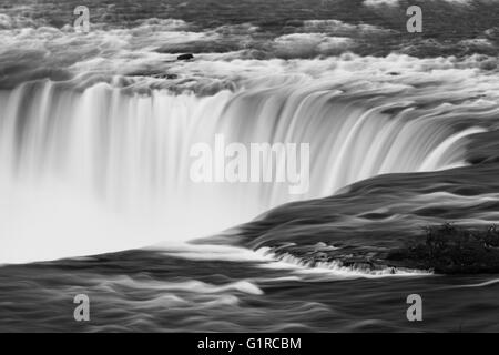 8. Mai 2016 - Niagara Falls, Ontario. Der Niagara River fließt in Richtung der Horseshoe Falls, einer der drei Wasserfall Formationen befindet sich Stockfoto