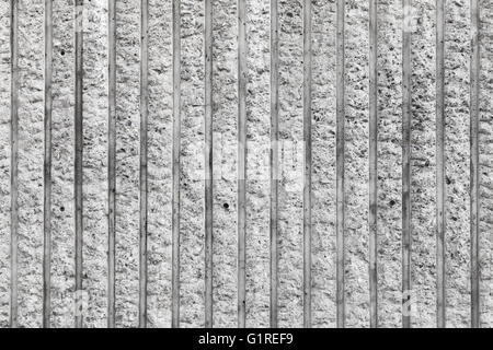 Raue graue Betonwand mit vertikale Linien, frontalen Hintergrundtextur Foto Stockfoto