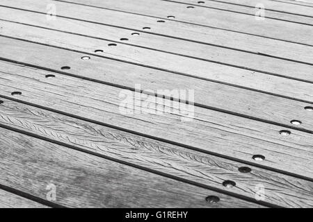 Graue Holzboden gemacht von Platten mit Schrauben, Foto Hintergrundtextur mit selektiven Fokus Stockfoto