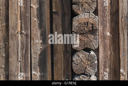 Alte hölzerne Wand aus braunen Blockstamm, ländlichen russischen Architektur Hintergrund Stockfoto