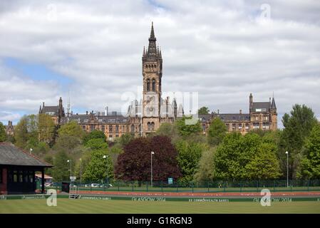 Glasgow University Blick aus dem Commonwealth Spiele Bowling Green nach seiner Verjüngungskur Baugerüst entfernt, Glasgow, Scotland, UK. Stockfoto