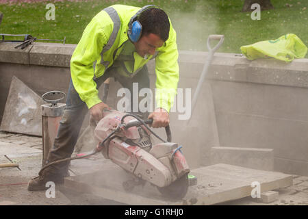 Arbeiter aus den hoch-und Tiefbau-Unternehmen "Land & Gebäudetechnik" schneiden und Verlegung von Betonplatten in Dundee, Großbritannien Stockfoto