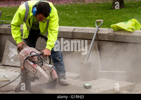 Arbeiter aus den hoch-und Tiefbau-Unternehmen "Land & Gebäudetechnik" schneiden und Verlegung von Betonplatten in Dundee, Großbritannien Stockfoto