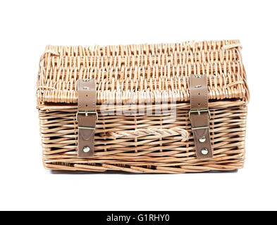 Weidenkorb mit Riemen auf weißen Hintergrund isoliert Stockfoto