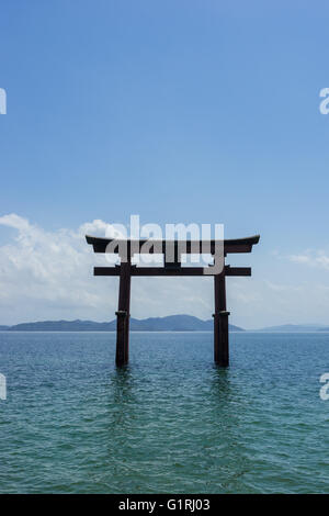 Shirahige Jinja Torii im Biwa-See in der Nähe von Kyoto, Japan Stockfoto