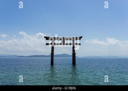 Shirahige Jinja Torii im Biwa-See in der Nähe von Kyoto, Japan Stockfoto