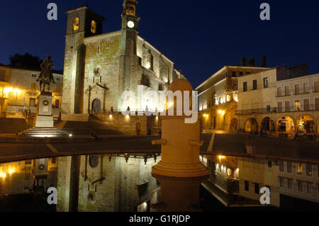 Trujillo, Hauptplatz bei Dämmerung, Plaza Mayor, Kirche San Martin, Provinz Cáceres, Extremadura, Spanien, Europa Stockfoto