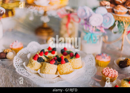 Süße Ferien Buffet mit Cupcakes und andere Desserts. Candy Bar Stockfoto