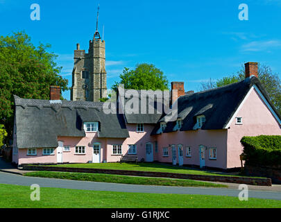 Armenhäuser und Str. Marys Kirche, in das Dorf von Cavendish, Suffolk, England UK Stockfoto