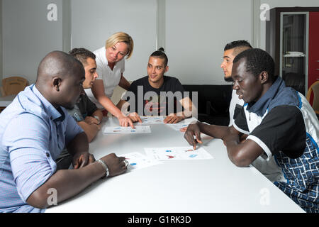 Sprachtraining für Flüchtlinge in einem deutschen Lager Stockfoto