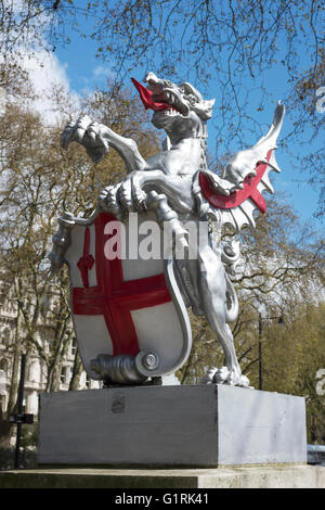 Drachenstatue auf Victoria Embankment markiert die westliche Grenze der City of London UK Stockfoto