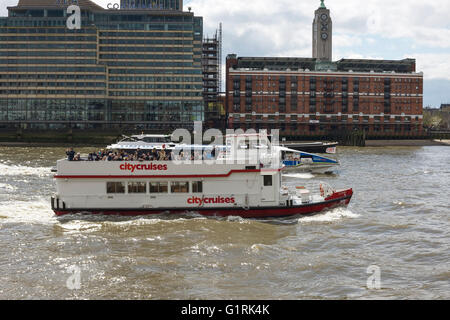 Zwei Passagierschiffe auf der Themse passieren die Oxo Tower, London UK Stockfoto