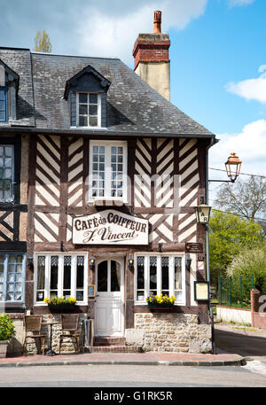 Cafe in ziemlich französischen Dorf von Beuvron-En-Auge, Pays d ' Auge Region der Normandie Stockfoto