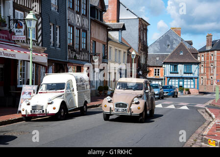 Citroen 2CV Altautos im französischen Dorf von Beaumont-En-Auge, Normandie Stockfoto