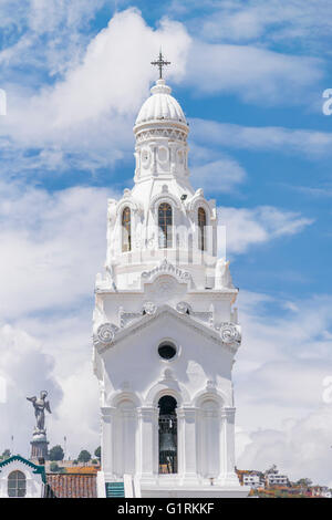 QUITO, ECUADOR, Oktober - 2015 - niedrigen Winkel Blick auf einen der Türme der Kathedrale im historischen Zentrum von Qui Stockfoto