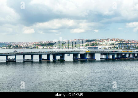 Unkapani Atatürk-Brücke in Halic/Istanbul Stockfoto