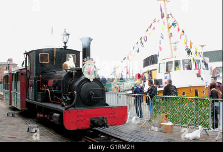 Eine Schmalspur Dampfeisenbahn wartet auf eine temporäre Strecke legte Kai seitlich am Albert Dock in Liverpool. Stockfoto