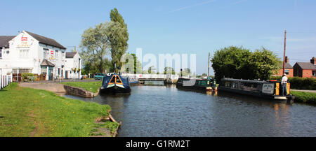 Ein schöner Frühlingsmorgen an der Crabtree Lane Swing Bridge am Leeds und Liverpool Kanal mit Booten vor dem Slipway Pub in der Nähe von Burscough. Stockfoto