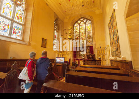 Touristen in der Kapelle, Warwick Castle Interieur, Warwickshire, England UK Stockfoto