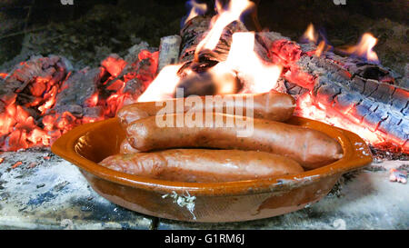 Paar Würstchen, immer in einem Holzofen erwärmt gegrillt Stockfoto