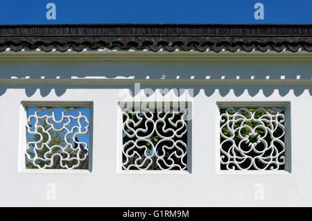 Reich verzierte Gitter Fenster Öffnungen an der Wand des Sun Yat-Sen Classical Chinese Garden in Vancouver, BC, Kanada Stockfoto