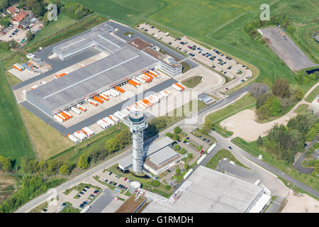 Parcel Service TNT, logistische Road Hub am Flughafen Hannover-Langenhagen, Tower des Flughafens, Hannover, Niedersachsen, Deutschland Stockfoto