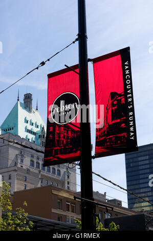 Transparente hängen von einem Laternenpfahl in der Robson Street in der Innenstadt von Vancouver, BC, Kanada Stockfoto