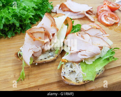 Zwei Türkei Brot Sandwiches auf einem Holzbrett Stockfoto