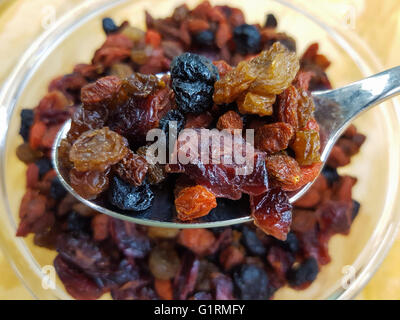 Trocknen Sie, Heidelbeere, Goji, Rosinen und Preiselbeeren Früchte auf einem Löffel Stockfoto