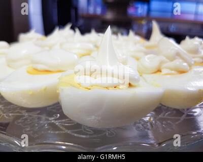 Closeup auf hart gekochten Eiern und drückte Mayonnaise, auf einer Glasplatte, in einem restaurant Stockfoto