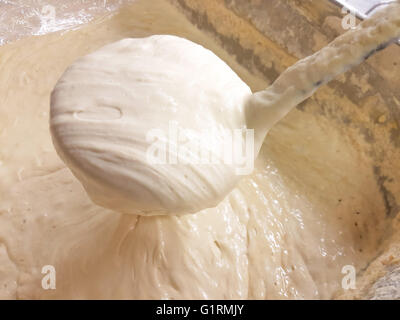 Sauerteig, voller Metall Kugel Starter Teig in einer Bäckerei Stockfoto