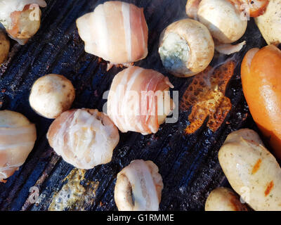 Gegrillt, Roquefort Blauschimmelkäse, gefüllte Champignons, mit Speck umwickelt Stockfoto