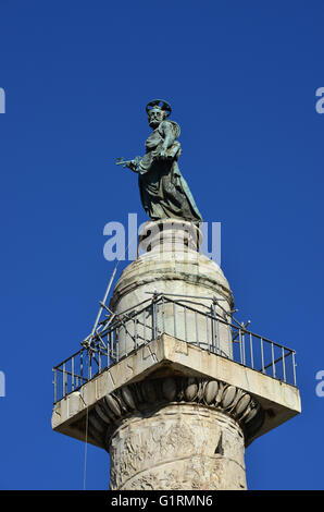 St. Peter mit dem Schlüssel des Himmels. Bronzestatue des Apostels an der Spitze der Trajans-Säule in der historischen Mitte von Rom Stockfoto